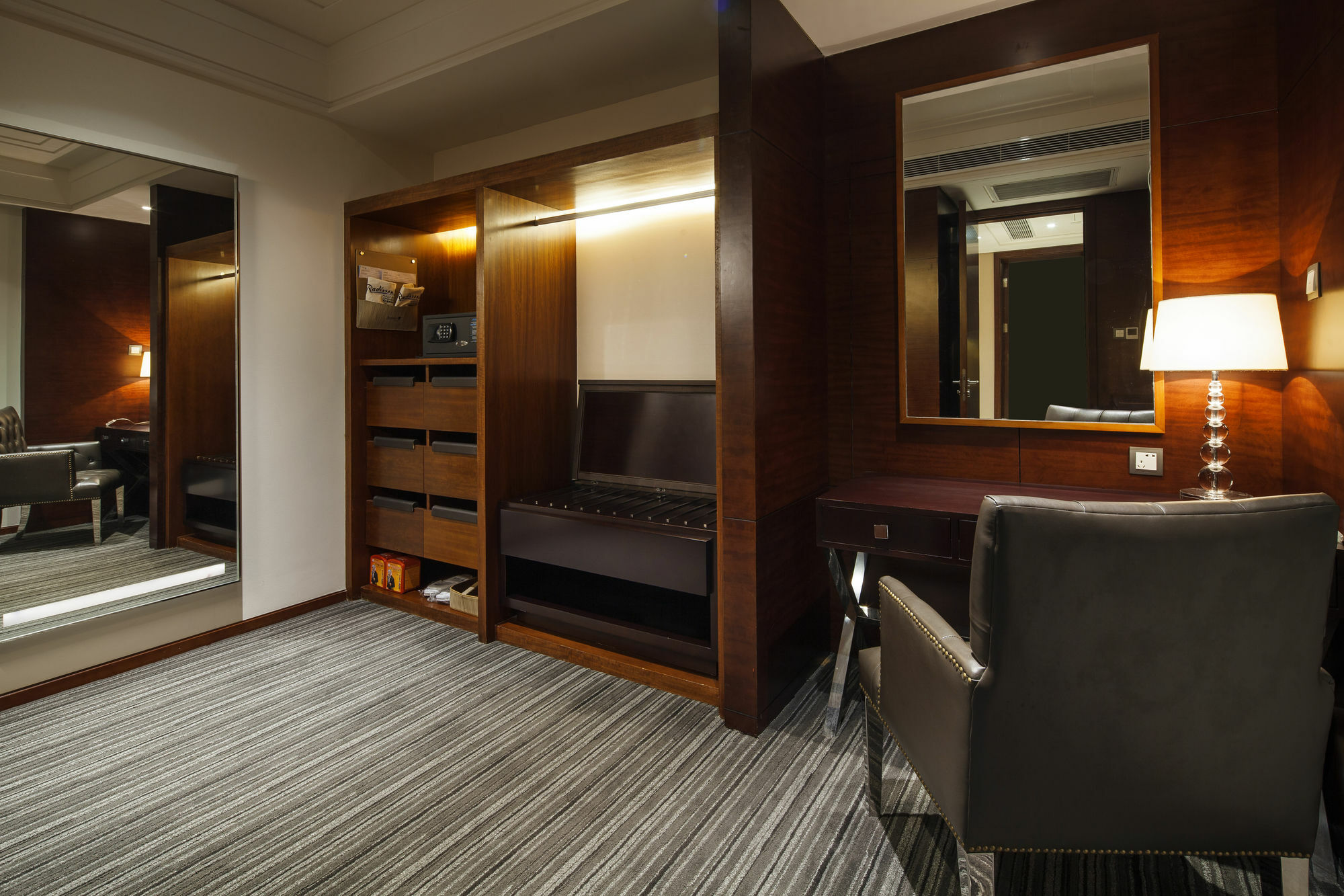 Radisson Blu Plaza Chongqing - Free 2 Bottle Of Local Beer Per Room During Stay Exteriér fotografie